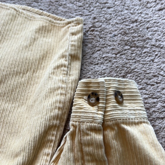 Vintage pastel yellow corduroy button up collared shirt - Picture 5 of 6